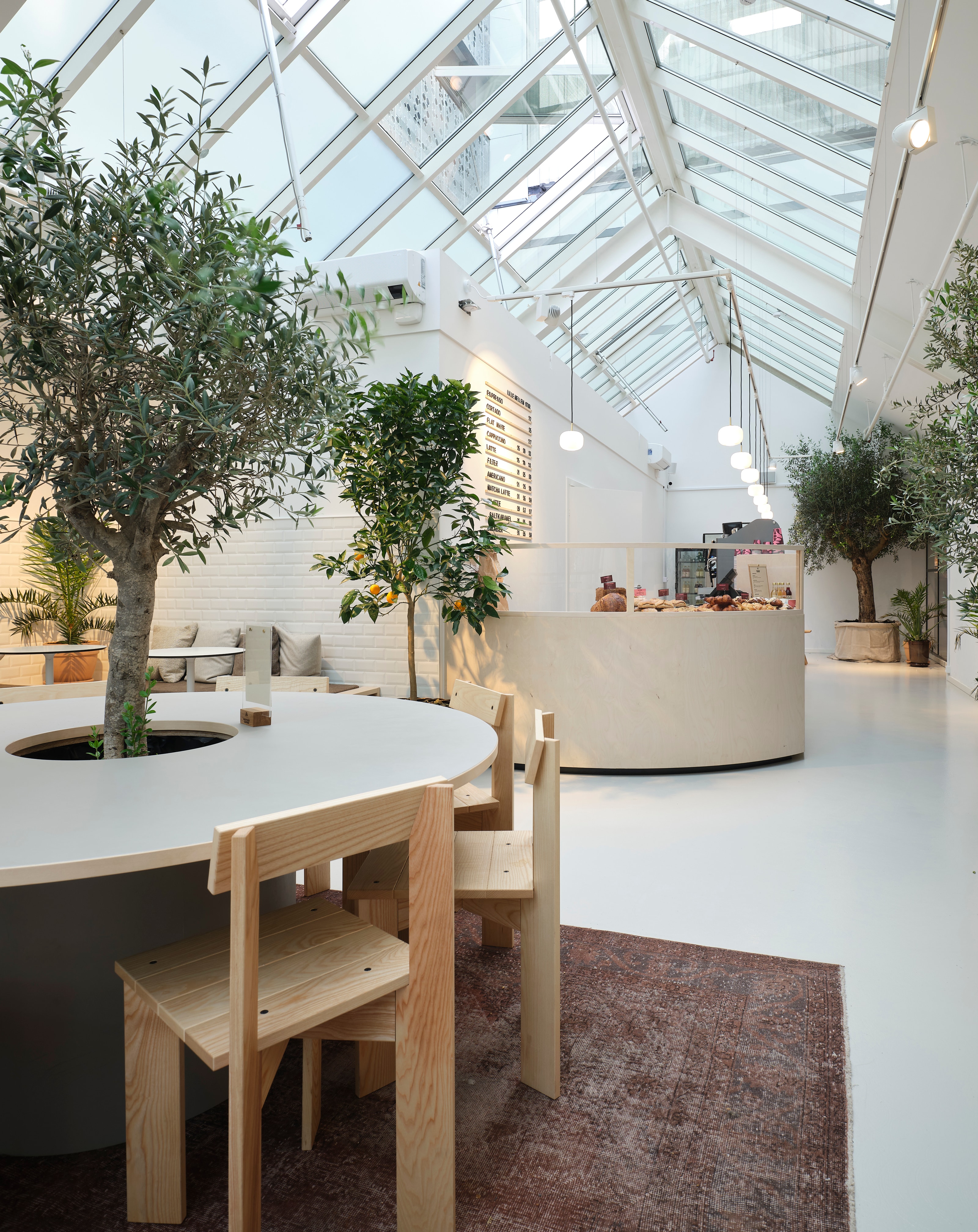 The curved counter and light-filled café in Amager Centret